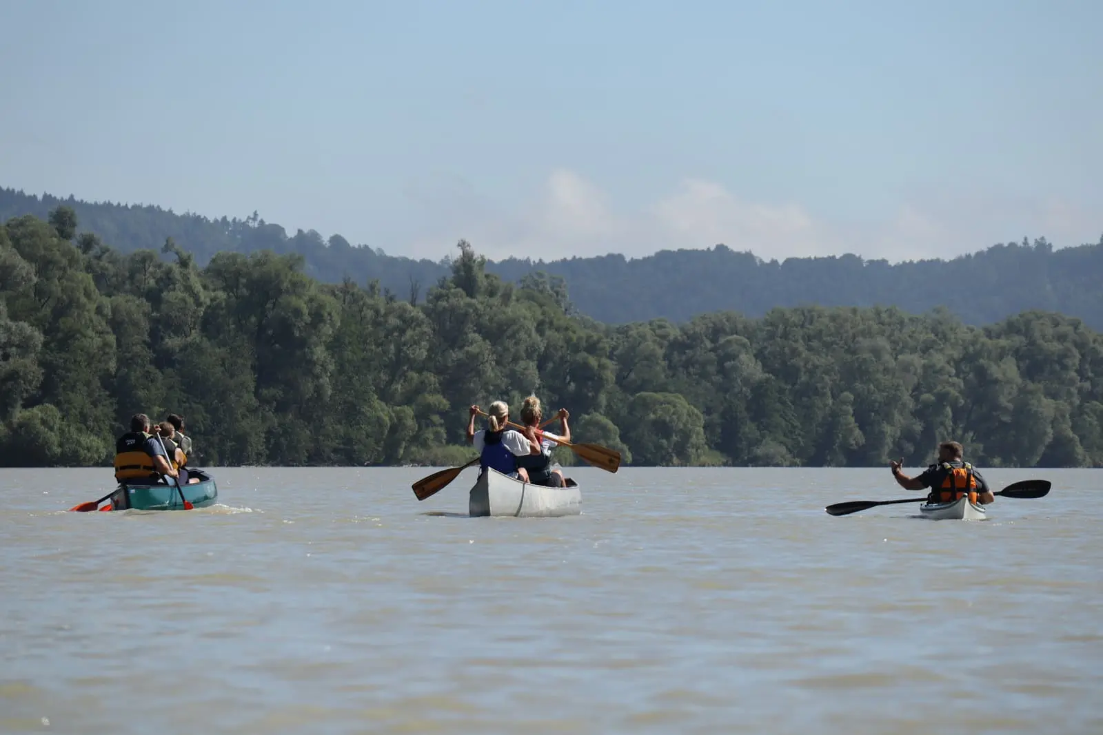 Drei Canadier mit Paddlerinnen und Paddlern auf dem Inn